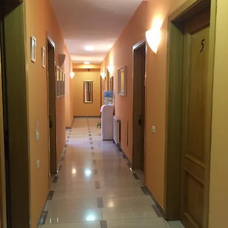 Bed and Breakfast Lauras Bb Τίρανα